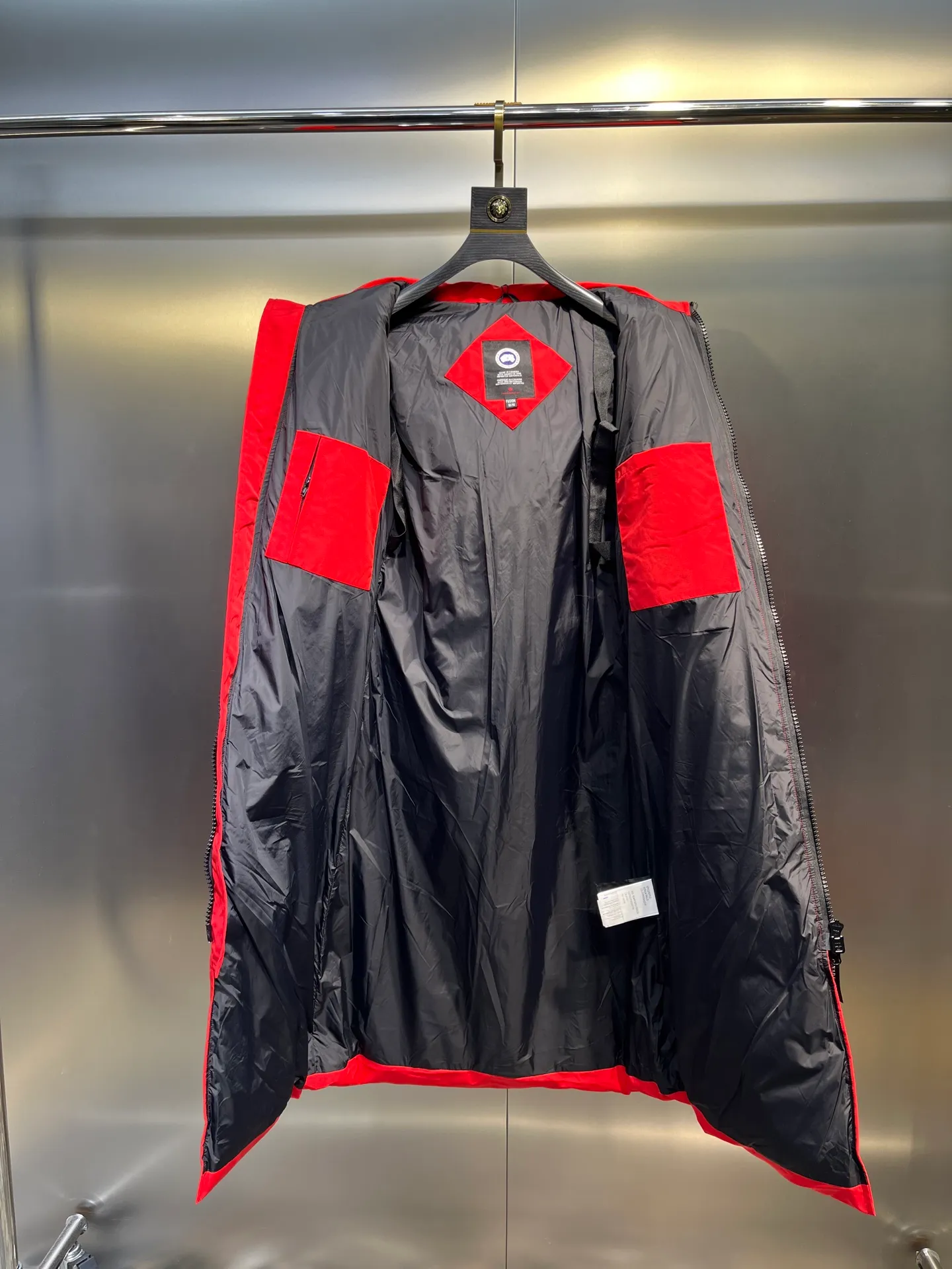 P840 CANADA GOOSE parka 22 styles ➖ Genuine synchronous anti-counterfeiting chip sensor! ➖ Imported 21-count polyester-cotton blended original fabric [last year’s 16-count/18-count hard fabrics have been completely eliminated, this year all use 21-count genuine synchronous fabrics, the soft mid-strap feels delicate and textured], genuine synchronous Feather-Light 10D waterproof coating fabric, made of 84.5 polyester fiber and 15.5 cotton, 100% the best feel in the entire network! ➖ The genuine official website is synchronized with the national standard 80 white duck down, you can check the official website customer service, there will never be a series of misleading claims such as 90 down or goose down! ➖ Using the best nylon lining with double double-layer sealing design, velvet-proof No. 7 needle + grid-filled down ready-made garments, there is 100% no so-called velvet running! ➖ The cuffs are designed with thickened seamless threads, and the collar and pockets are lined with top-quality polar fleece to keep you warm and comfortable! ➖ Yoshida YKK provides original custom-made electroplated sliders. YKK two-way lockable zippers are tight and smooth and will not peel off paint! ➖ 3M composite guarantees that the Velcro is the same as the original, durable, and all accessories and hardware are custom-made! ➖ Imported BEHRINGER embroidery machine to customize the 10,000-needle embroidery logo, 98% of which can be reproduced to restore the original logo. You can check and compare on the official website! ➖ The fur collars are all made of large pieces of Western Canadian blue wolf hide, ensuring that each fur collar is 13-15cm wide! size：xs-xl